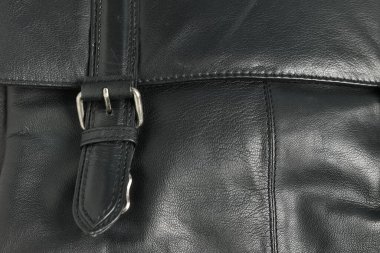 Arka planda tokası olan siyah doğal deri, yakın plan görünümü