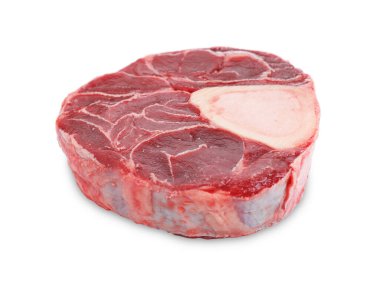 Beyaza izole edilmiş çiğ et parçası.