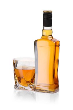 Bardak ve viski şişesi beyazın üzerinde izole edilmiş.