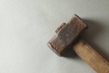 Gri arka planda bir balyoz, üst manzara. Metin için boşluk