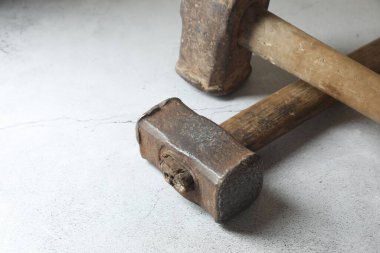 Gri arka planda iki balyoz, yakın plan. Metin için boşluk