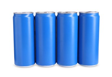 Mavi kutulardaki enerji içecekleri beyaza izole edilmiş.