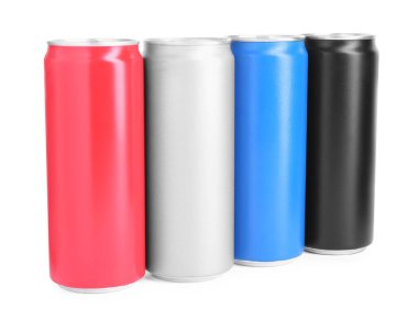 Beyaz teneke kutularda izole edilmiş enerji içecekleri.