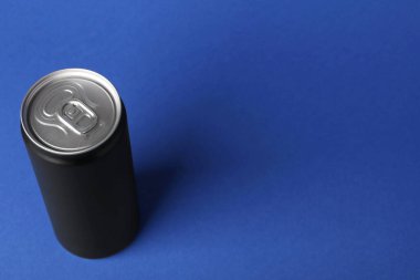 Mavi arkaplanda siyah kutuda enerji içeceği, metin için boşluk