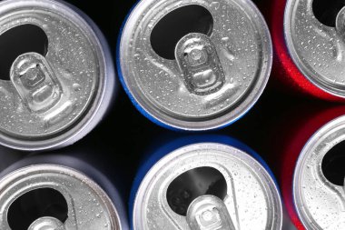 Enerji içecekleri arka plan olarak ıslak kutularda, üst görünümde. Fonksiyonel içecek