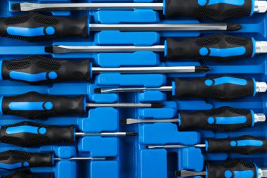 Arkaplan olarak araç kutusunda tornavida seti, üst görünüm