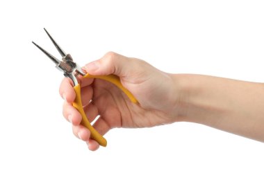 Burun kıvrımlı pense tutan kadın beyaz tenli, yakın plan