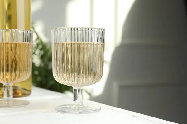 Bebida Álcool Copos Mesa Madeira Branca Casa Close Espaço Para — Fotografia de Stock