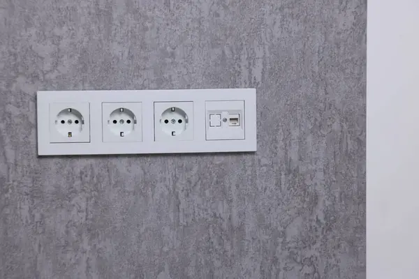 Tomadas Energia Elétrica Parede Cinza Dentro Casa Espaço Para Texto — Fotografia de Stock