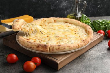 Gri masada lezzetli peynirli pizza yiyordum.