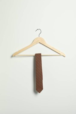 Beyaz duvarda çizgili kravat askısı