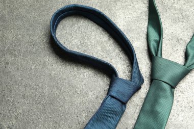 Gri desenli arka planda iki kravat, üst manzara. Metin için boşluk