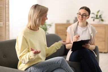 Ofisteki koltukta birlikte çalışan profesyonel psikoterapist.