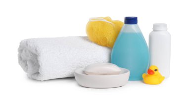 Bebek kozmetik ürünleri, banyo ördeği, sünger ve havlu beyaza izole edilmiş.