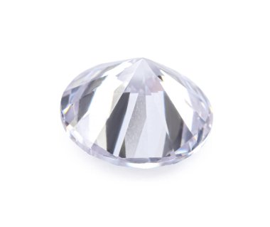 Güzel, parlak bir elmas beyazda izole edilmiş.