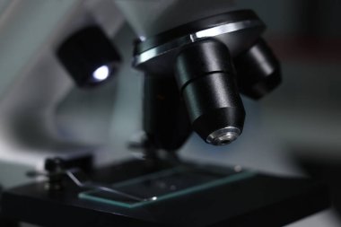 Koyu arkaplanda cam kaydıraklı mikroskop, yakın plan