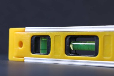 Koyu arkaplanda bina seviyesi, yakın plan görünümü