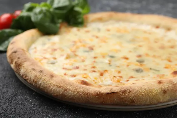 Deliciosa Pizza Queijo Manjericão Mesa Texturizada Preta Close — Fotografia de Stock
