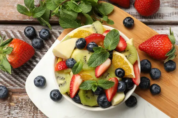 Lekkere Fruitsalade Kom Ingrediënten Houten Tafel Plat Gelegd — Stockfoto