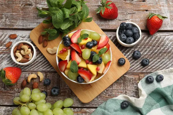 Velsmakende Fruktsalat Skål Ingredienser Trebordet Flatlegging – stockfoto