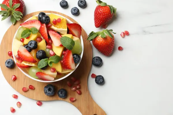 Salată Fructe Gustoasă Bol Ingrediente Masă Albă Întinsă Spațiu Pentru — Fotografie, imagine de stoc