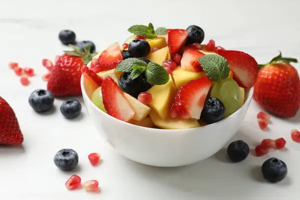 Sabrosa Ensalada Frutas Tazón Los Ingredientes Mesa Blanca Primer Plano — Foto de Stock