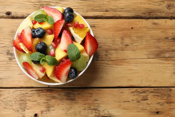 Salată Fructe Gustoasă Bol Masă Lemn Vedere Sus Spațiu Pentru — Fotografie, imagine de stoc