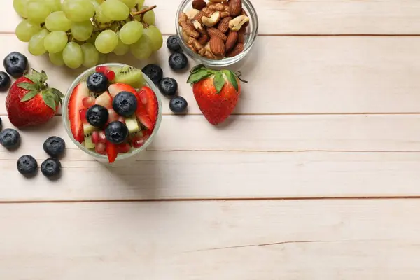 Köstlicher Obstsalat Glas Nüsse Und Zutaten Auf Hellem Holztisch Flach — Stockfoto