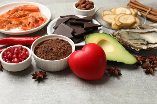 Afrodisíaco Natural Diferentes Produtos Alimentares Modelo Coração Mesa Cinza Close — Fotografia de Stock