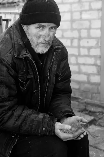 Poor Homeless Senior Man Holding Coins Outdoors Black White Effect — Stock Photo, Image
