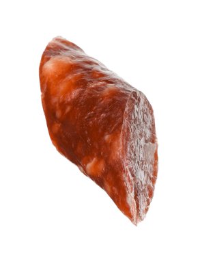 Bir parça kuru, tütsülenmiş sosis beyaza izole edilmiş.