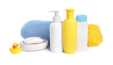 Bebek kozmetik ürünleri, banyo ördeği, sünger ve havlu beyaza izole edilmiş.