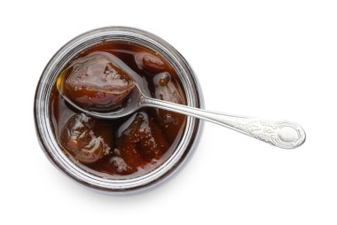 Kavanoz dolusu tatlı incir reçeli ve kaşık beyaz, üst manzara