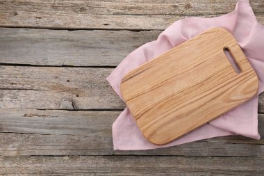 Tahta kesme tahtası ve peçeteyle ahşap masa, üst manzara. Metin için boşluk