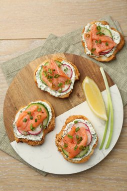 Ahşap masada servis edilen somonlu kanepeler.