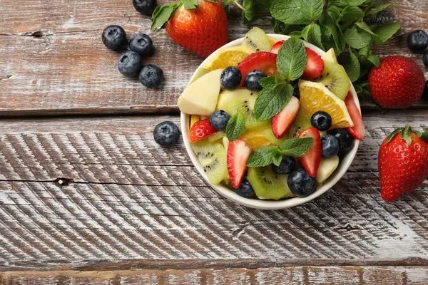 Salată Fructe Gustoasă Bol Ingrediente Masă Lemn Așezată Plat Spațiu — Fotografie, imagine de stoc
