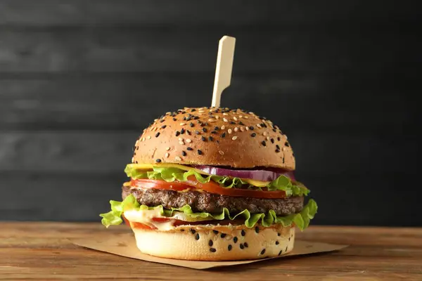 Burger Pysznym Patty Drewnianym Stole — Zdjęcie stockowe