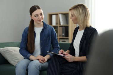 Ofiste hastayla çalışan psikoterapist.