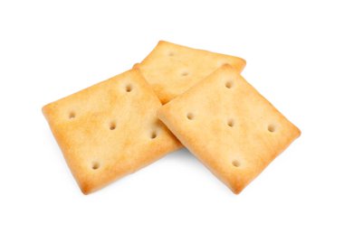 Beyazlar üzerinde izole edilmiş lezzetli kare krakerler.