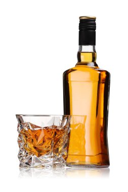 Bardak ve viski şişesi beyazın üzerinde izole edilmiş.