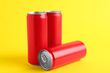 Sarı arka planda kırmızı kutularda enerji içecekleri
