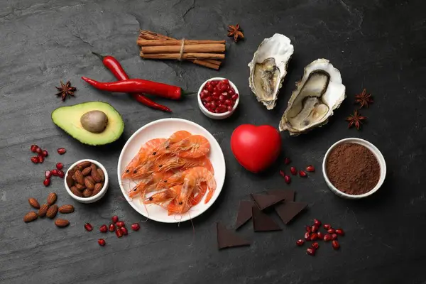 Afrodisíaco Natural Diferentes Produtos Alimentares Modelo Coração Mesa Preta Flat — Fotografia de Stock