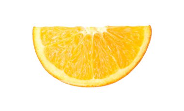 Citrus meyvesi. Taze olgun portakal dilimi beyaza izole edilmiş.