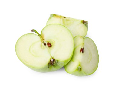 Olgun yeşil elma parçaları beyaza izole edilmiş.