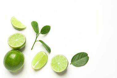 Beyaz arka planda yeşil yapraklı taze olgun limonlar.