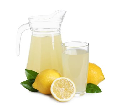 Tazeleyici limon suyu, yapraklar ve meyveler beyaza izole edilmiş.