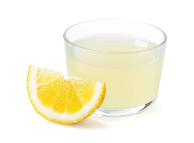 Limon suyunu bardakta tazeleyen ve beyaz üzerine izole edilmiş bir meyve dilimi