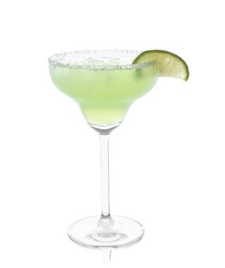 Lezzetli Margarita kokteyli. Bardakta buz, tuz ve limon. Beyaza izole edilmiş.