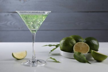 Lezzetli Margarita kokteyli. Bardakta buz, beyaz masada limon.