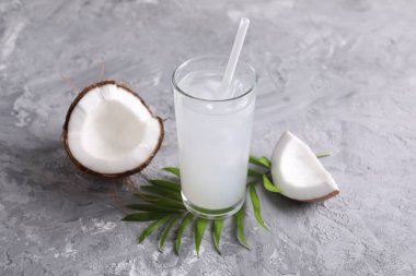 Buzlu hindistan cevizi suyu, palmiye yaprağı ve fındık.